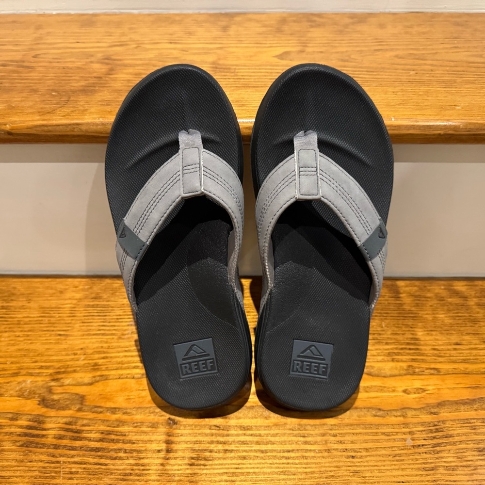 Reef Gray and Black Flip-Flops Minimalist Design - Picture 3 of 5